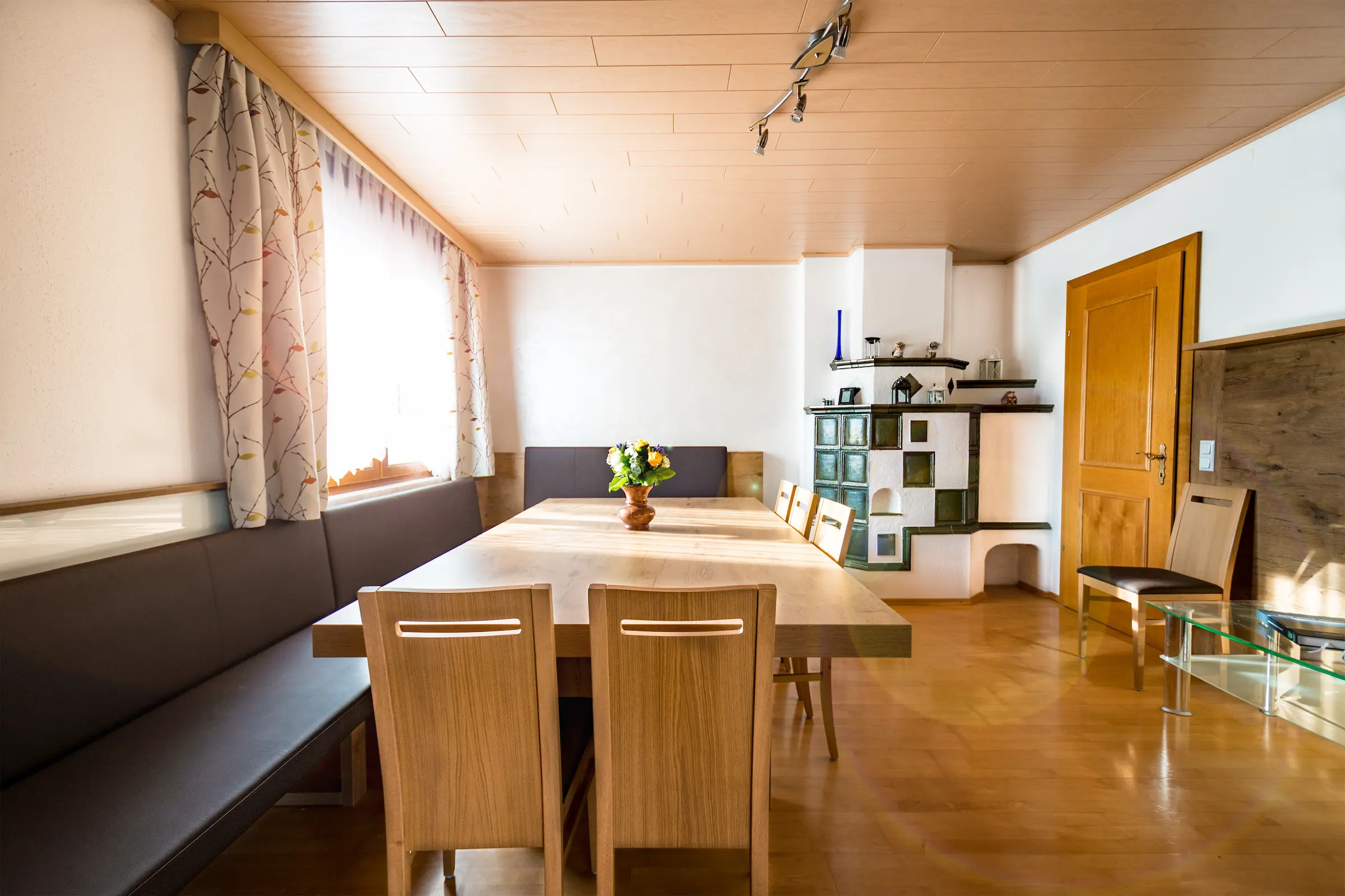 Essbereich mit Kachelofen – Sunchalets Schladming Essbereich mit Kachelofen – Sunchalets Schladming