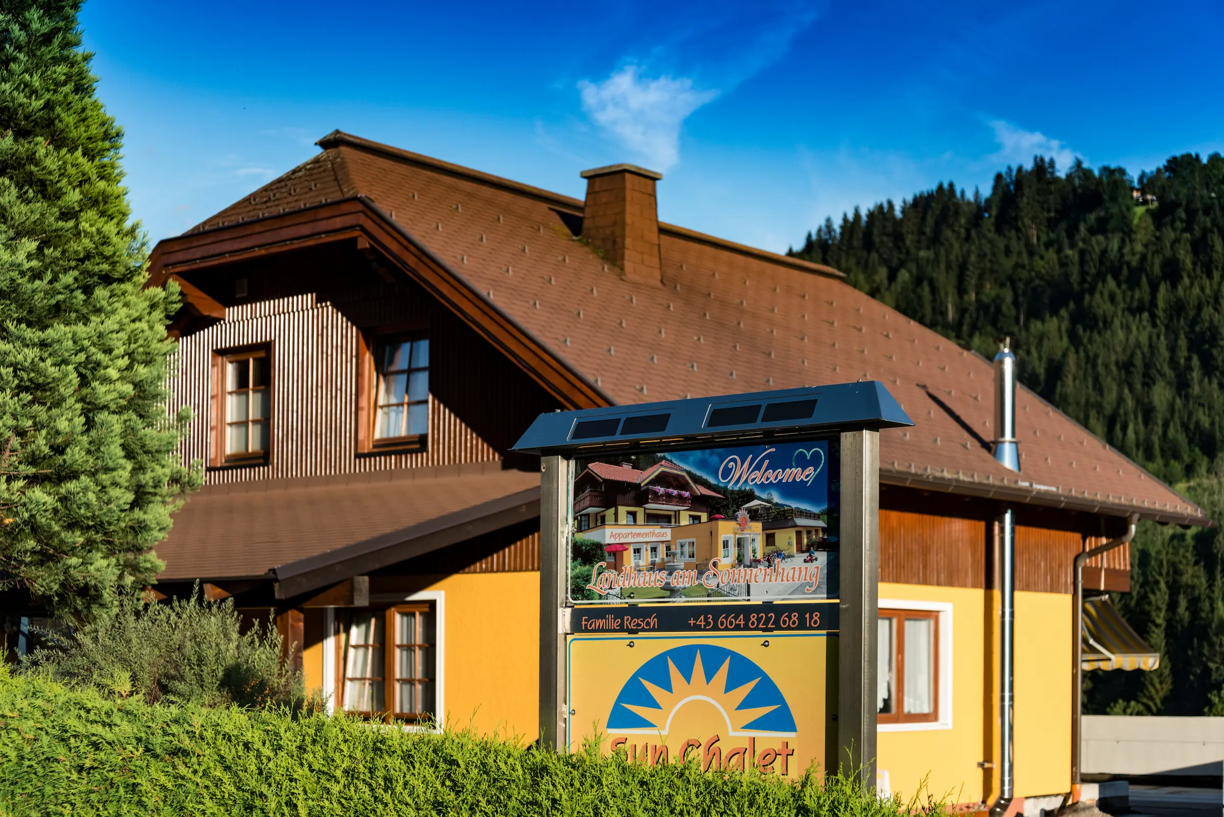 Landhaus mit Berg im Hintergrund – Sunchalets Schladming Landhaus mit Berg im Hintergrund – Sunchalets Schladming